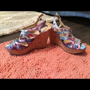 X-appeal colorful wedges!